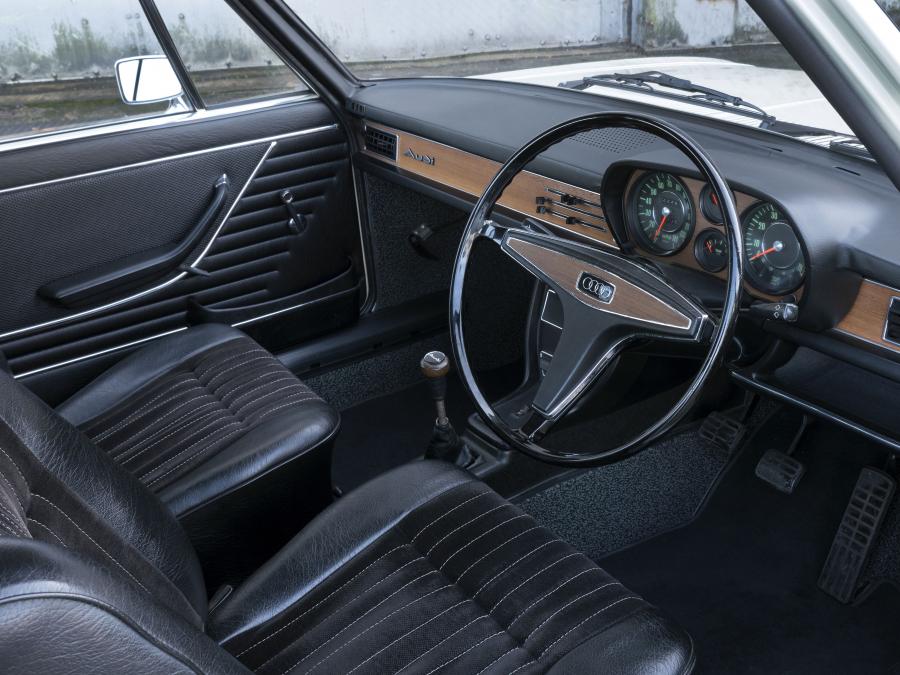 Торпедо Audi 100 2-Door GL (C1) 1971 года  (UK) (фото 6 из 8)